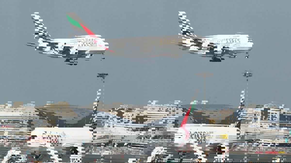 "طيران الإمارات" تعلن تراجع خسائرها "بشكل كبير"