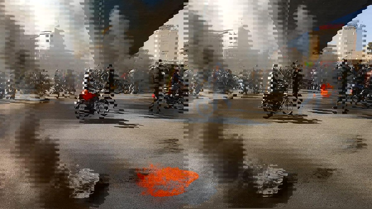 "يوم الحرائق".. أربعة مشاهد في "سبت الغضب" بإيران (فيديو)