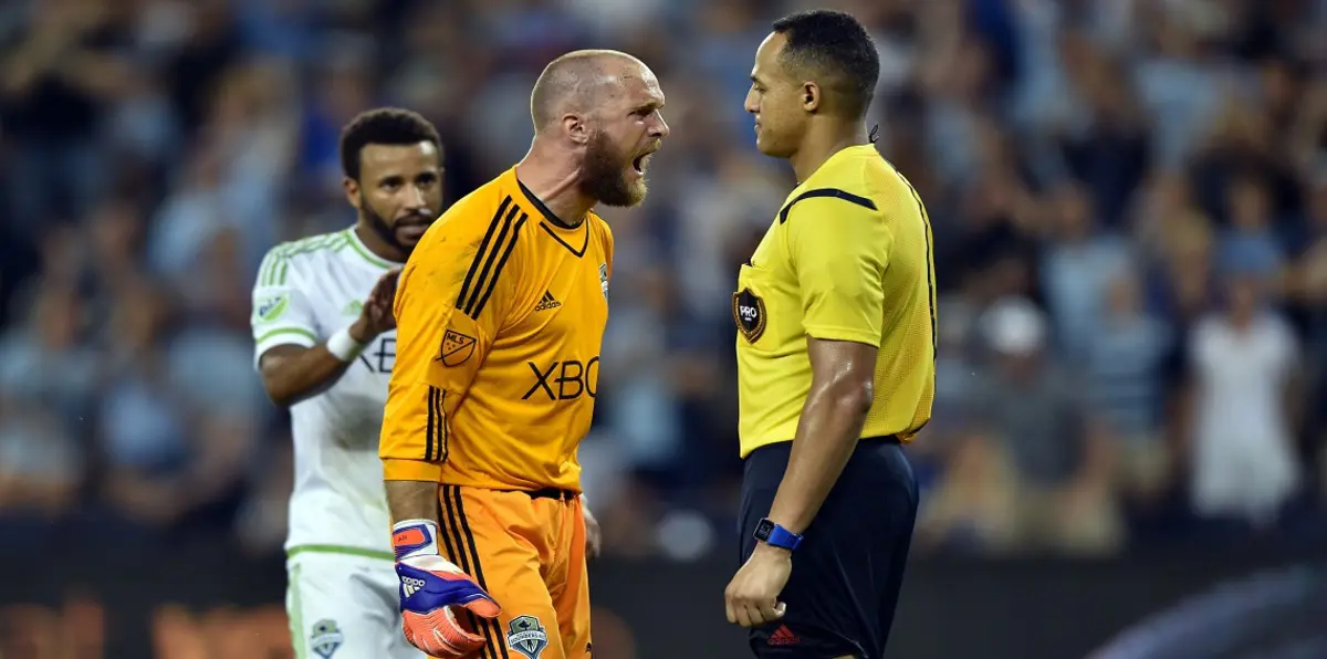 من هو الأمريكي إسماعيل الفاتح حكم مباراة الهلال والاتحاد؟