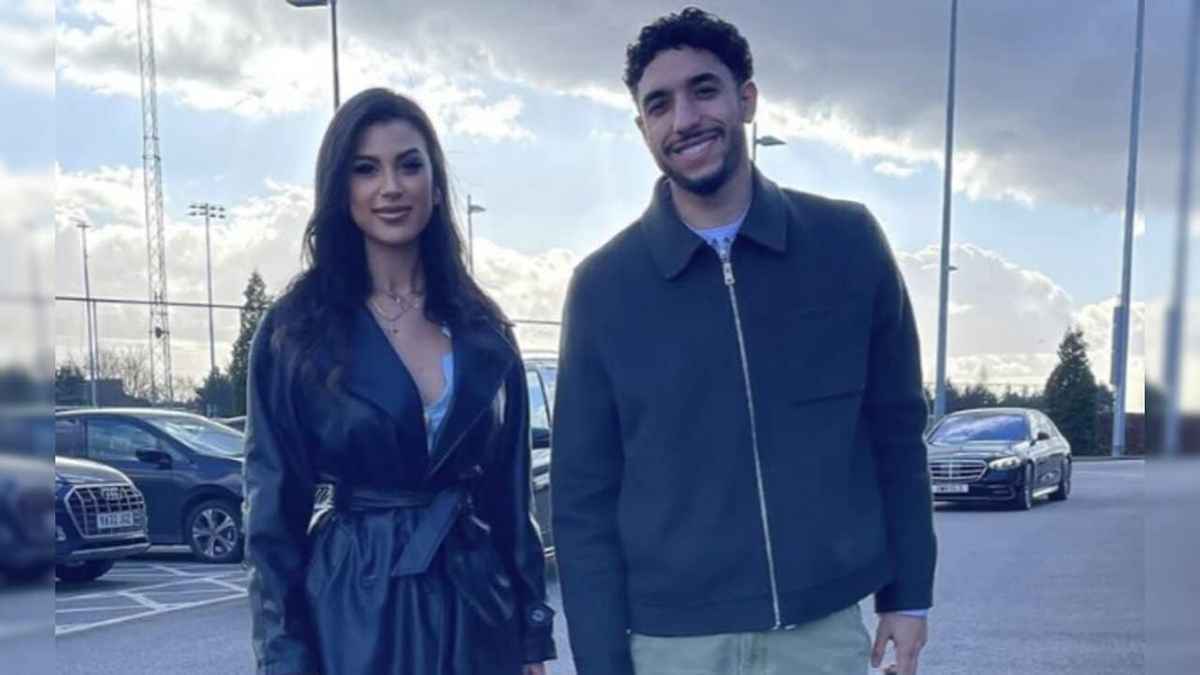 ظهرت من قبل مع صلاح.. من "ملكة الجمال" التي دعمت عمر مرموش؟ (صور)