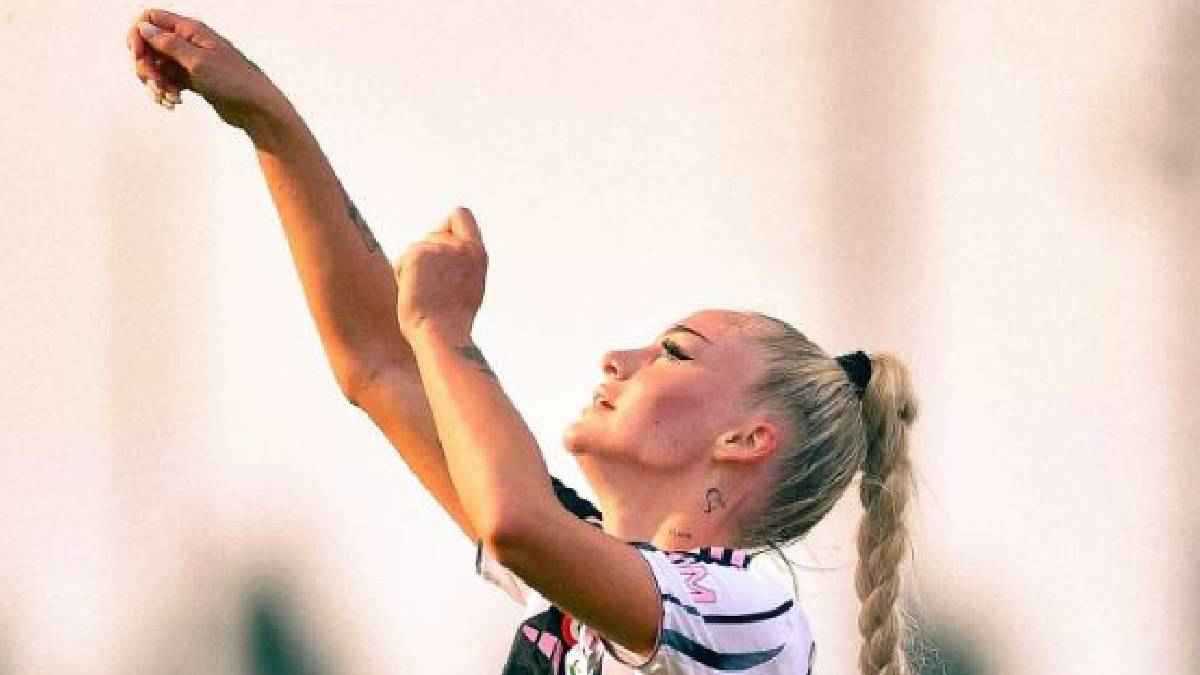 تألق نادر واحتفال "الصنارة".. أجمل لاعبة في العالم تسجل ثنائية رائعة (فيديو)