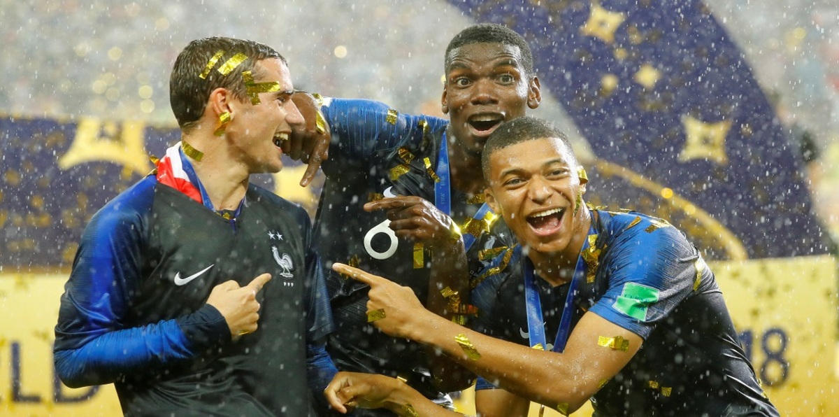 شاهد.. الأمطار تهطل على رؤوس زعماء العالم خلال تسليم ميداليات ‎مونديال روسيا 2018 ‎