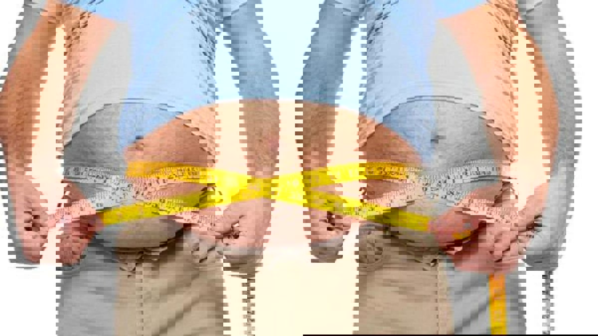 من ضمنها قلة النوم والخبز الأبيض.. عادات تسبب الكرش