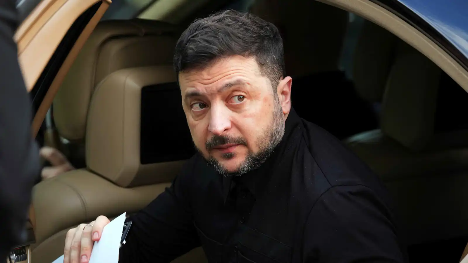 "أكسيوس": غارات روسية تعرقل مغادرة زيلينسكي إلى دافوس