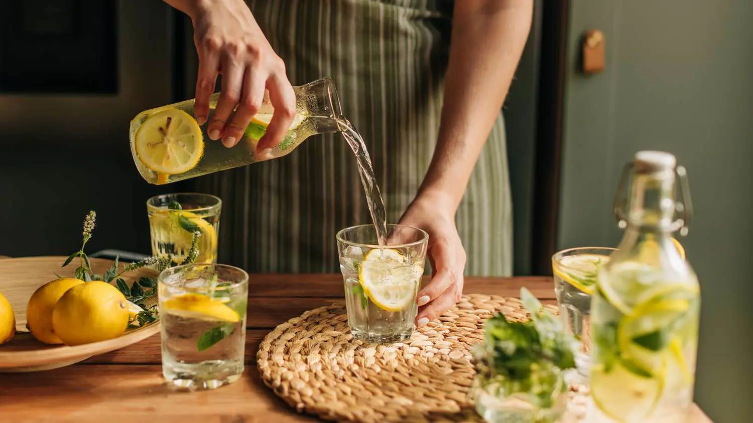 هل شرب "ماء الليمون" صباحاً يفيد صحتك؟