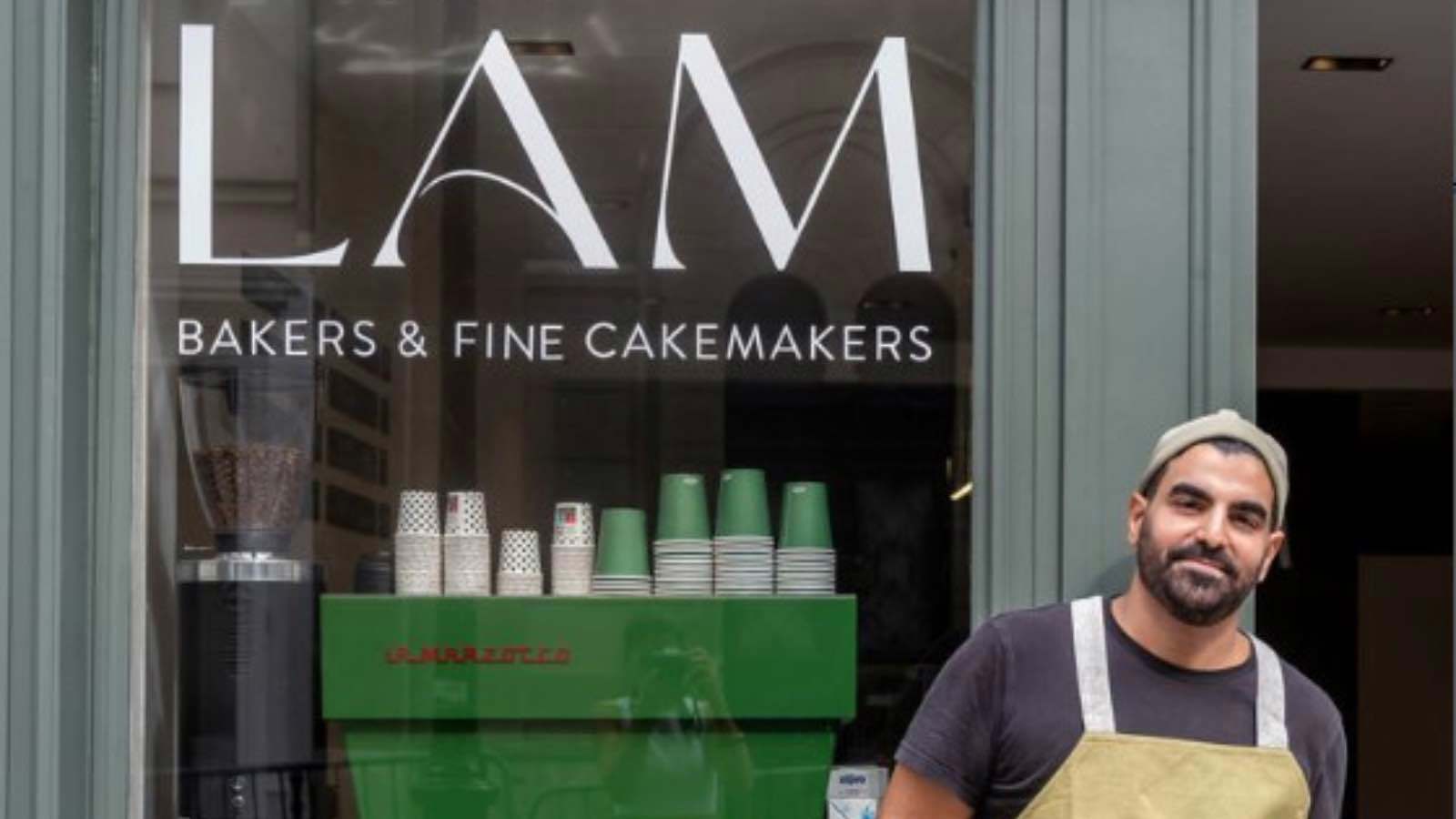 طبيب سعودي يحقق شهرة واسعة في مهنة صناعة الحلويات (فيديو)