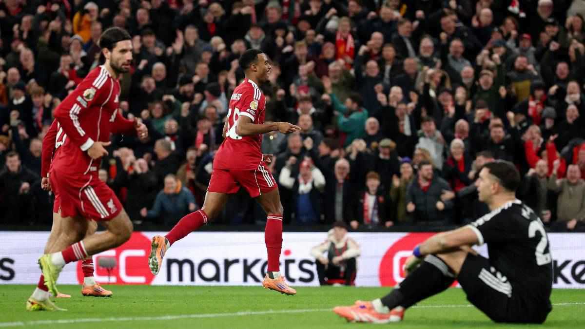 ليس محمد صلاح.. أكثر لاعب نال إشادة جمهور ليفربول أمام أستون فيلا