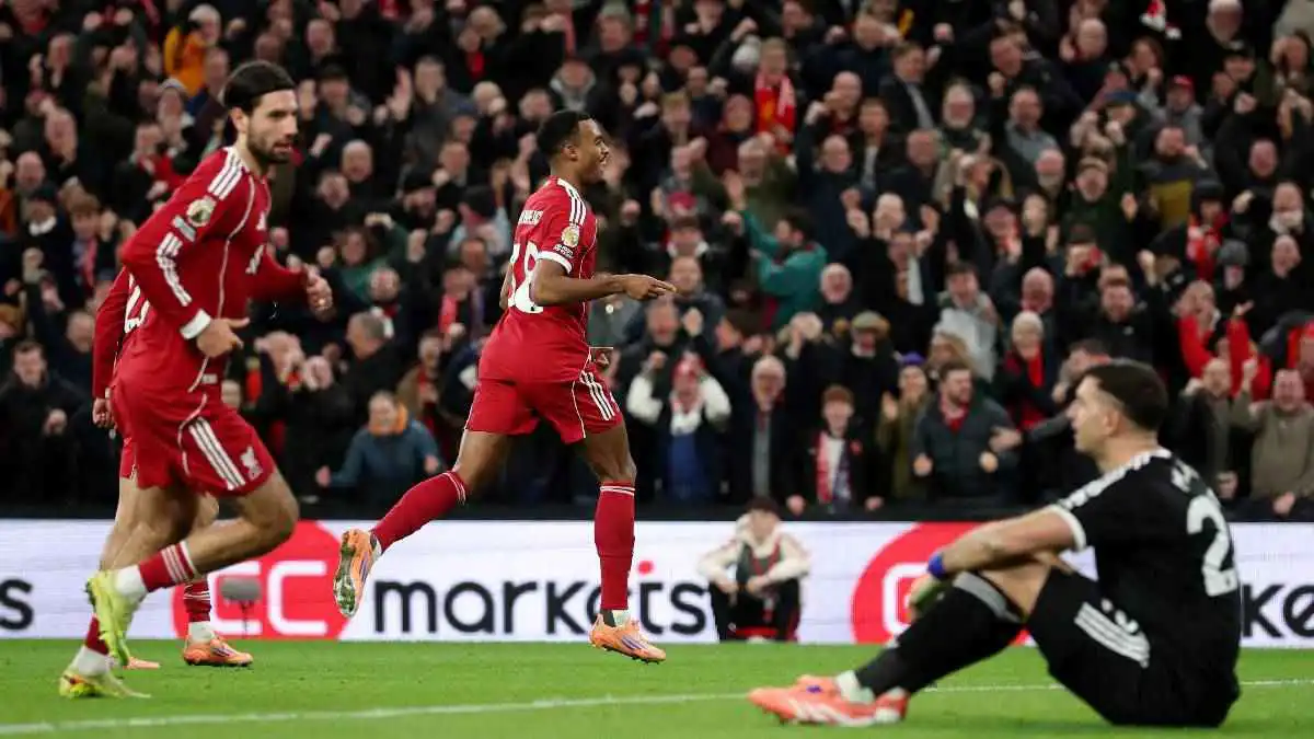 ليس محمد صلاح.. أكثر لاعب نال إشادة جمهور ليفربول أمام أستون فيلا