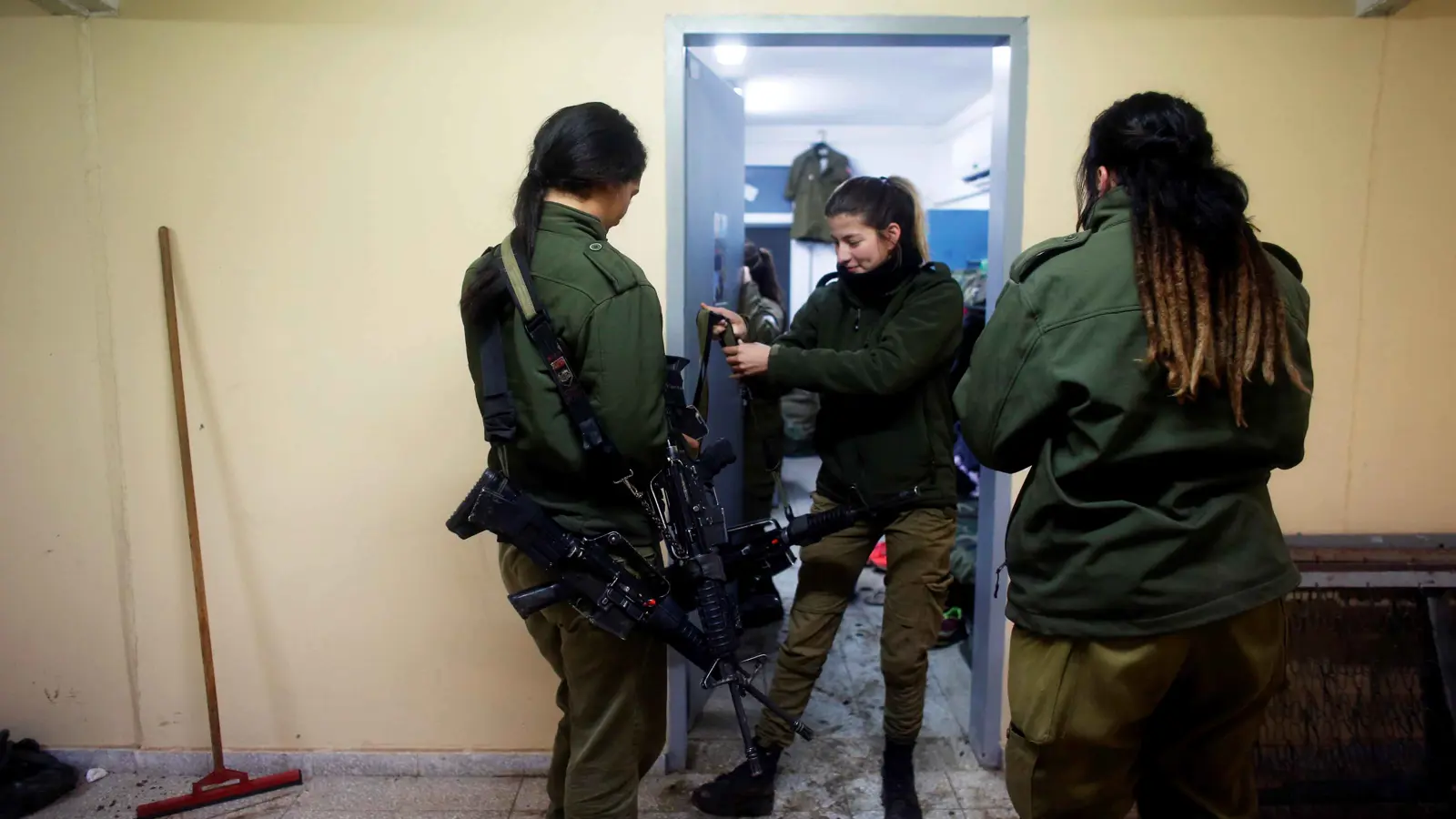 "علاقة مشبوهة" بين ضابطة إسرائيلية وسجين "مجرم" تثير الجدل