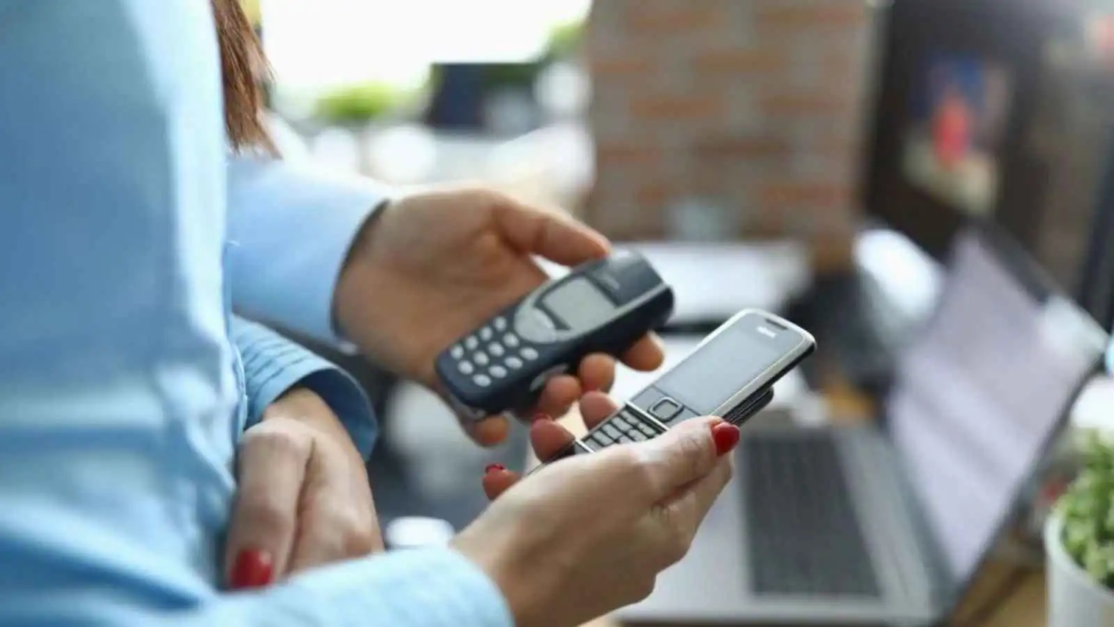 سموم رقمية.. هل تعيد الهواتف القديمة "الصحة العقلية" للشباب؟