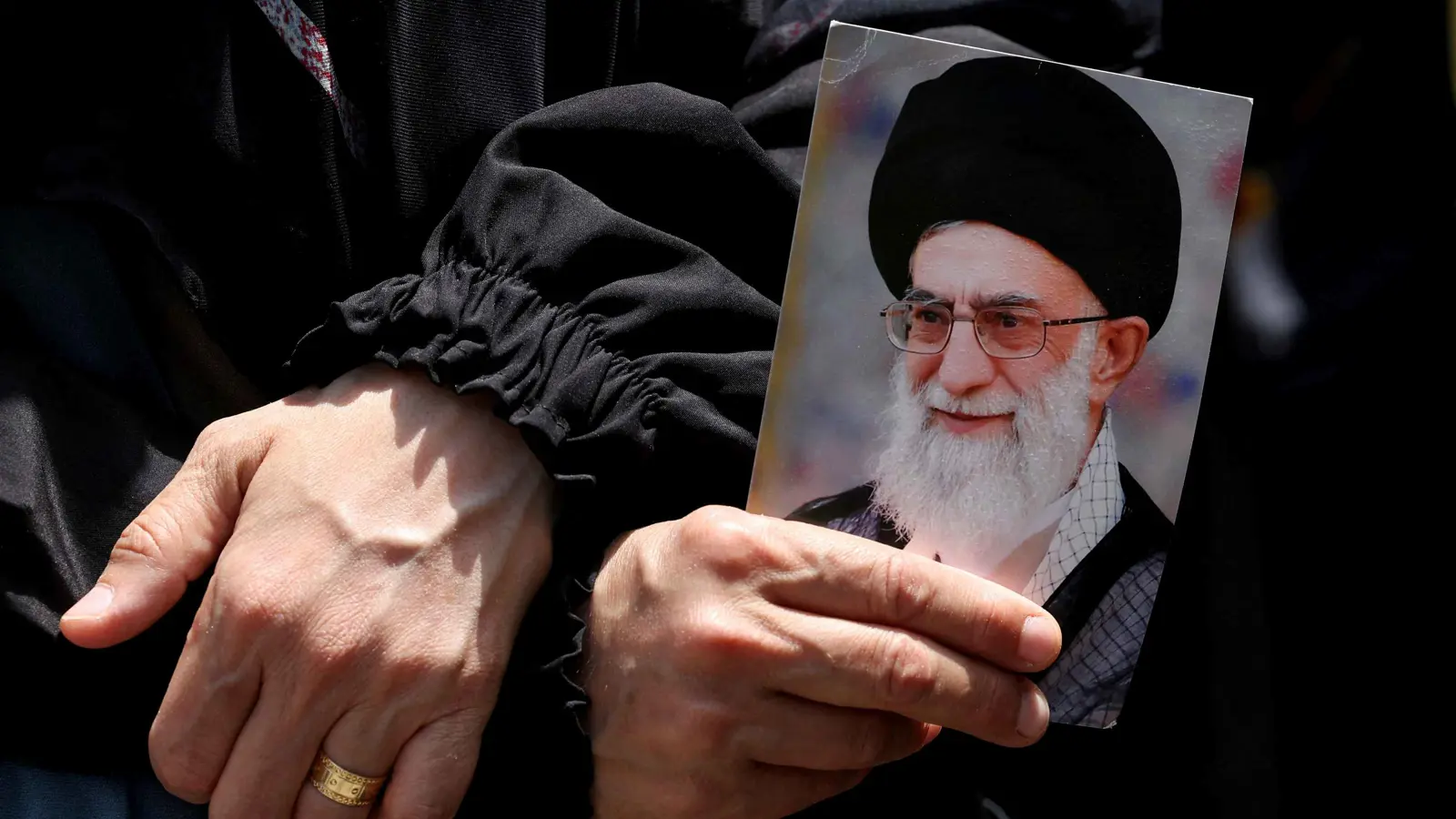 أين خامنئي؟.. غياب المرشد يربك القرار الإيراني ويثير "شبح الفوضى"