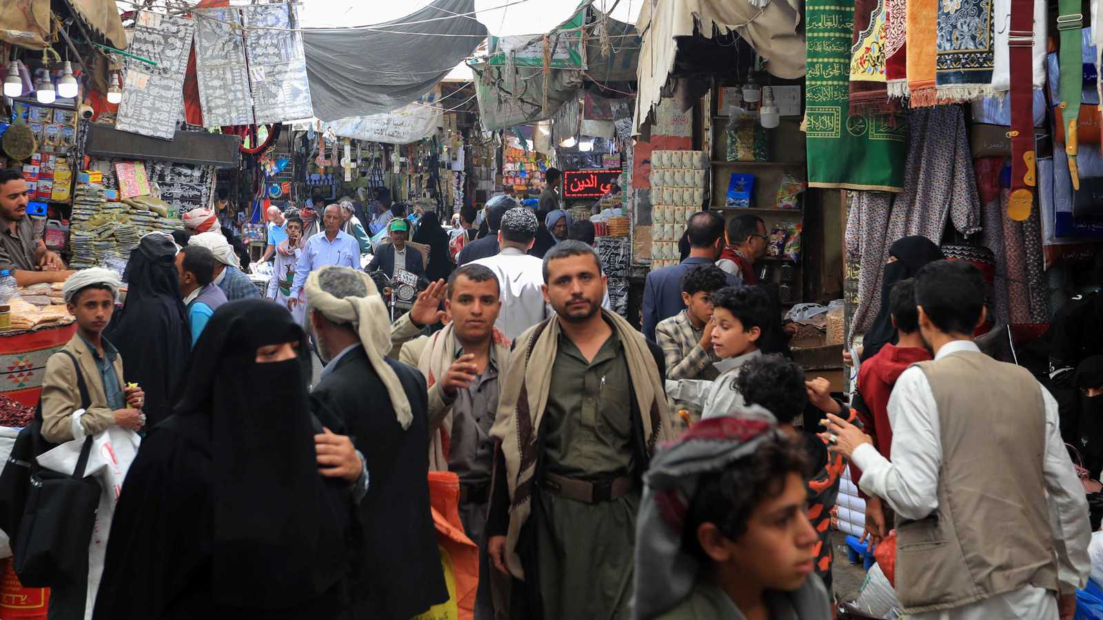 توتر "غير مسبوق".. الحوثيون يواجهون أزمة اقتصادية خانقة في اليمن