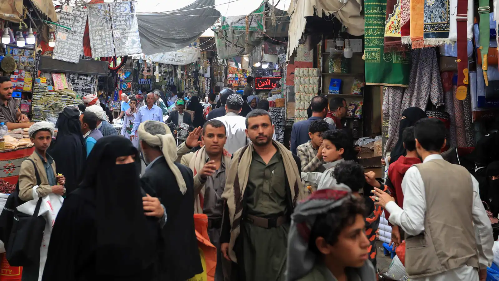 توتر "غير مسبوق".. الحوثيون يواجهون أزمة اقتصادية خانقة في اليمن