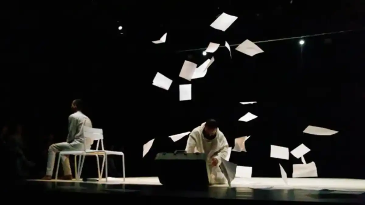 مسرحية  11:14