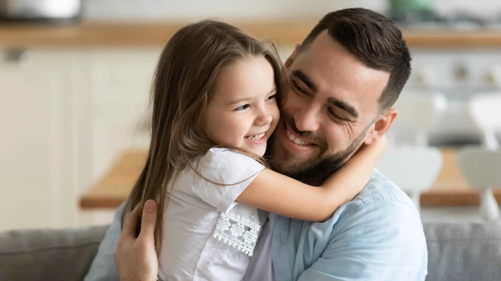 أدمغة الآباء تتفاعل بشكل مختلف مع "البنات"