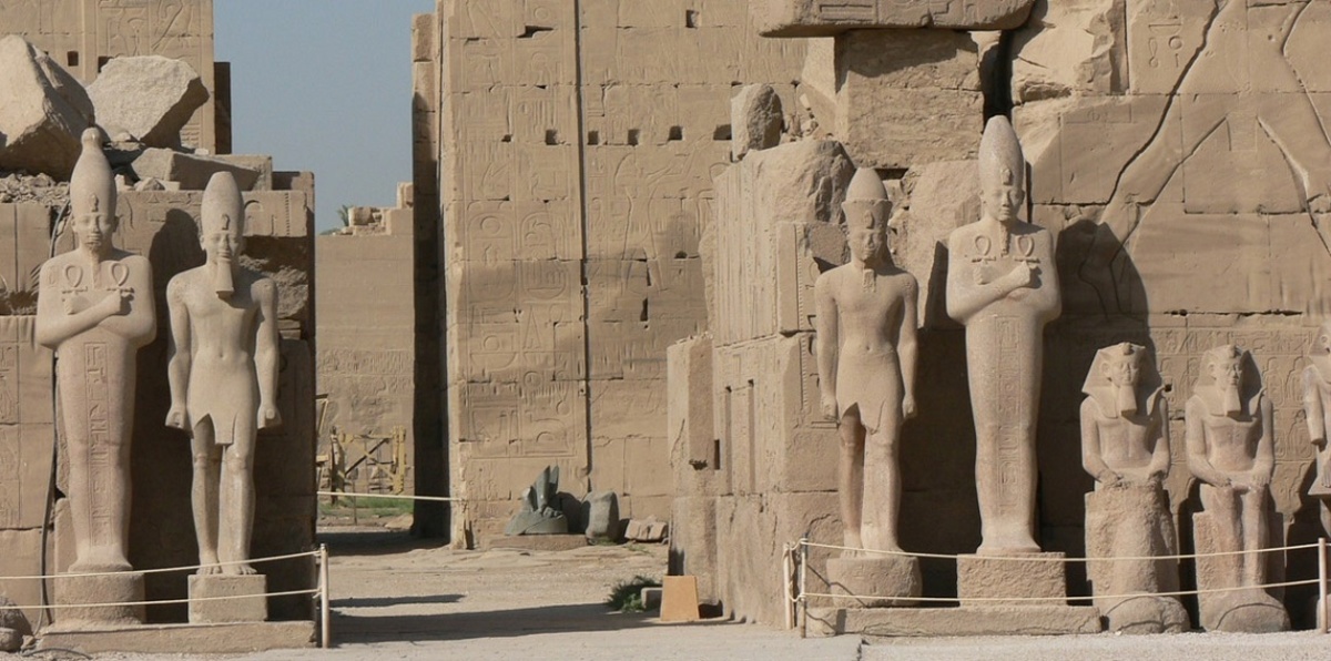 موظفو آثار يحاولون سرقة تمثال "إيزيس" في مصر