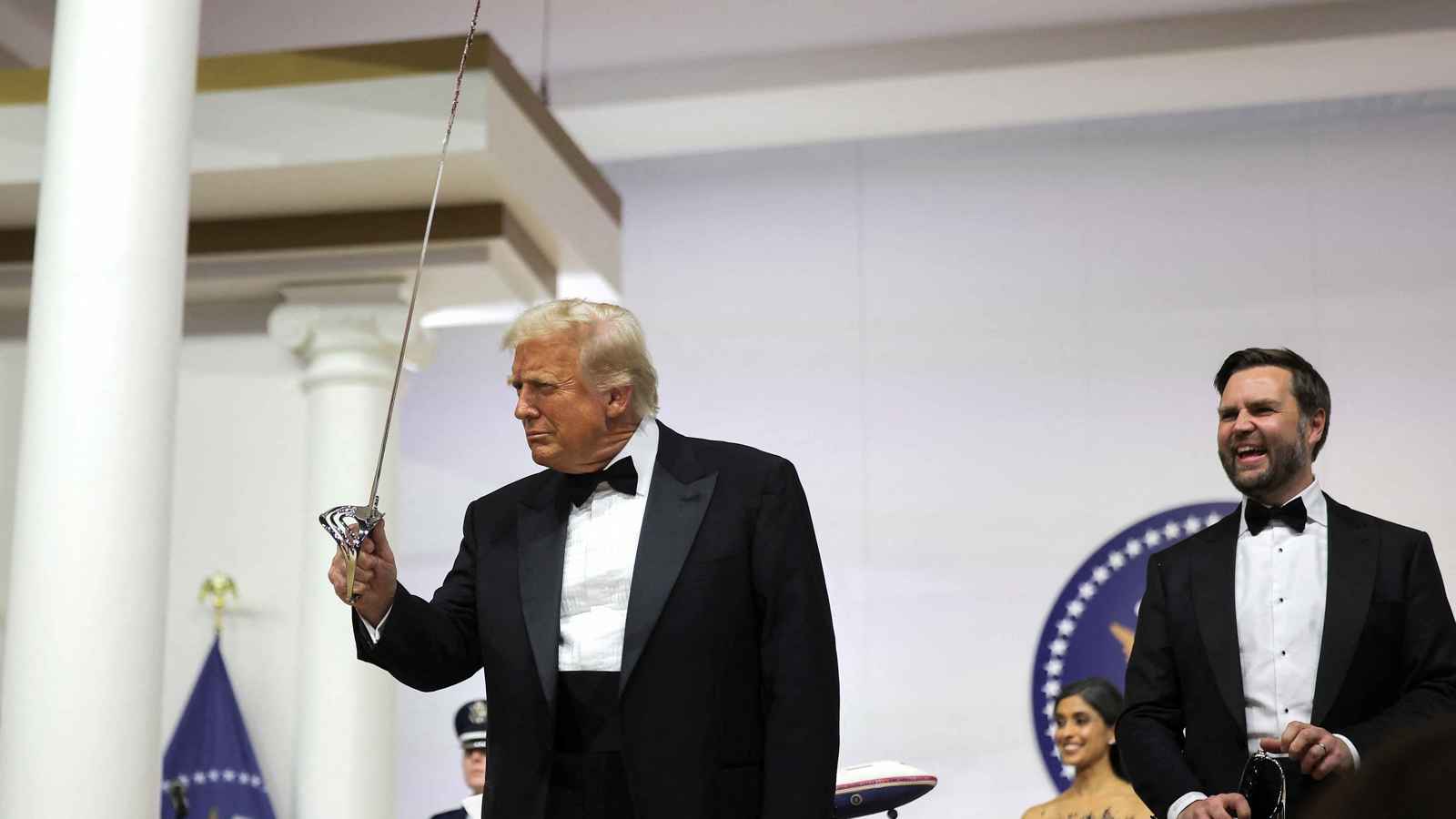 "وول ستريت جورنال": ترامب قضى أول يوم في نسج القصص وتصفية الحسابات