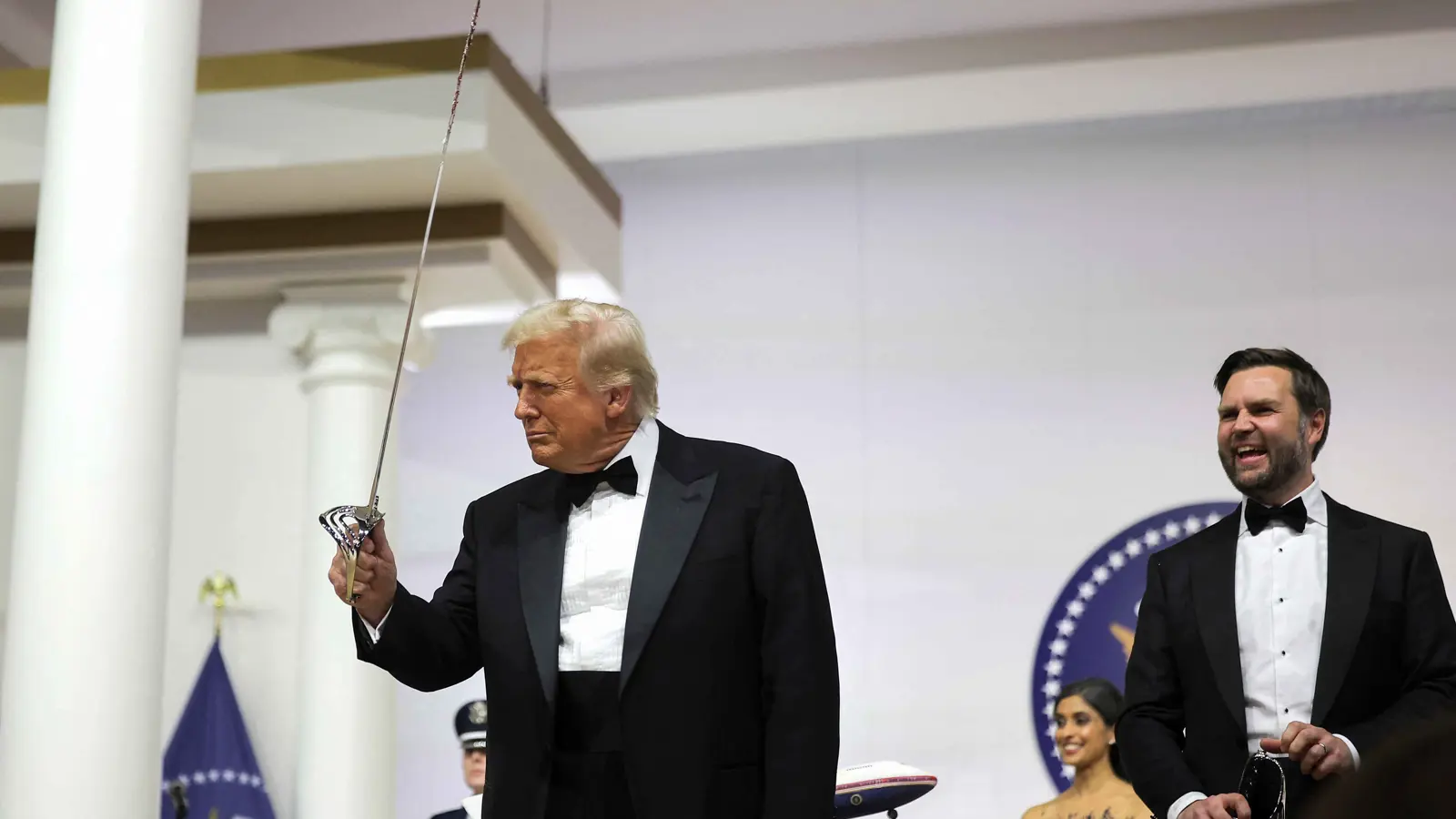 "وول ستريت جورنال": ترامب قضى أول يوم في نسج القصص وتصفية الحسابات