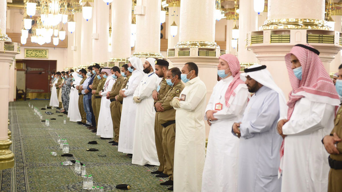 مشاهد مؤثرة لعودة المصلين إلى المساجد في السعودية (صور وفيديو)