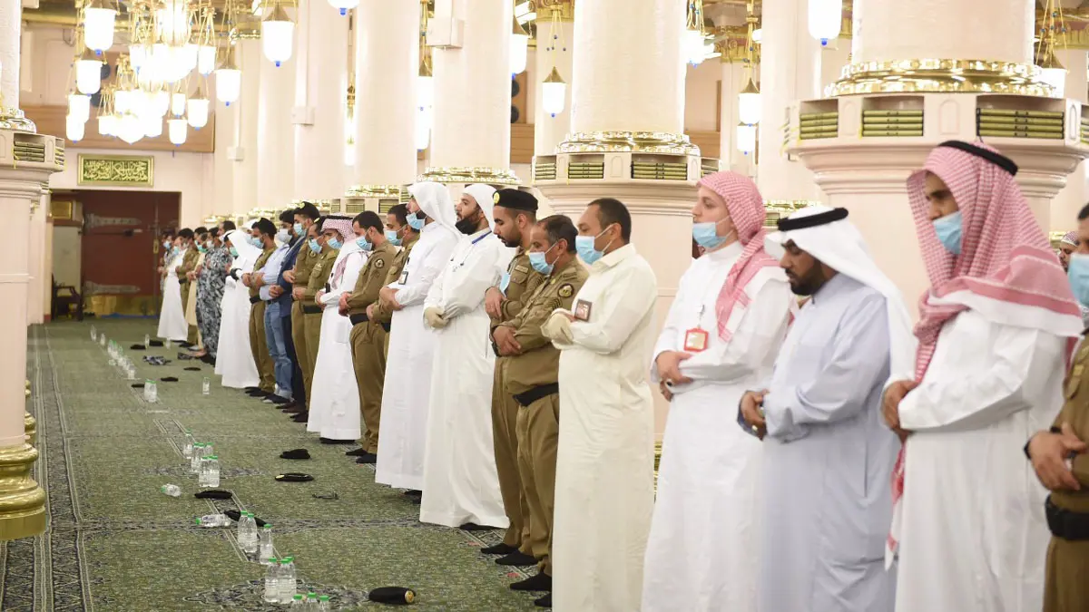 مشاهد مؤثرة لعودة المصلين إلى المساجد في السعودية (صور وفيديو)