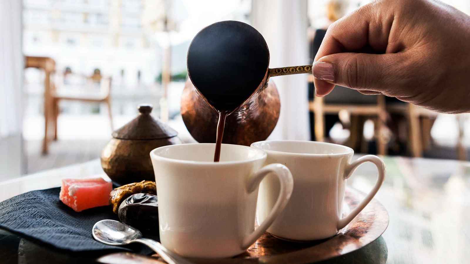 خبيرة تغذية تحذر.. تجنب القهوة في هذا التوقيت