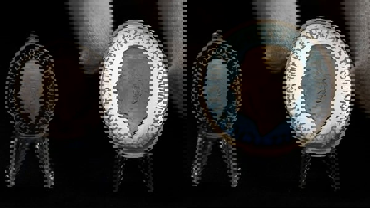 الكشف عن أول عملة بريطانية بوجه الملك تشارلز الثالث