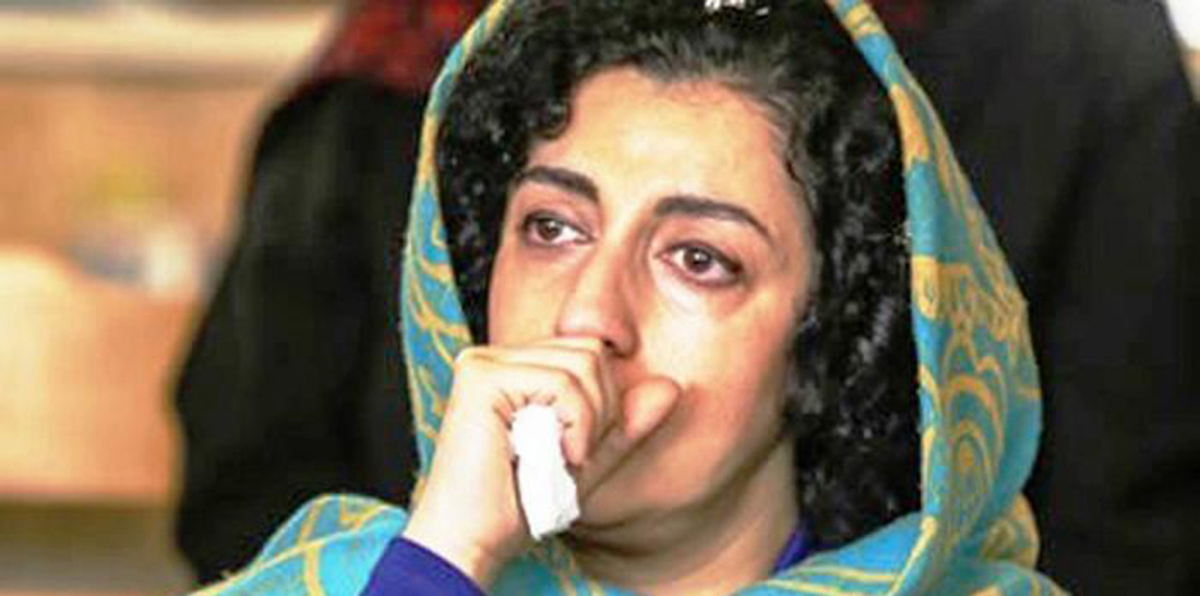 الناشطة الإيرانية نرجس محمدي تصارع الموت بسبب عرقلة نقلها إلى المستشفى