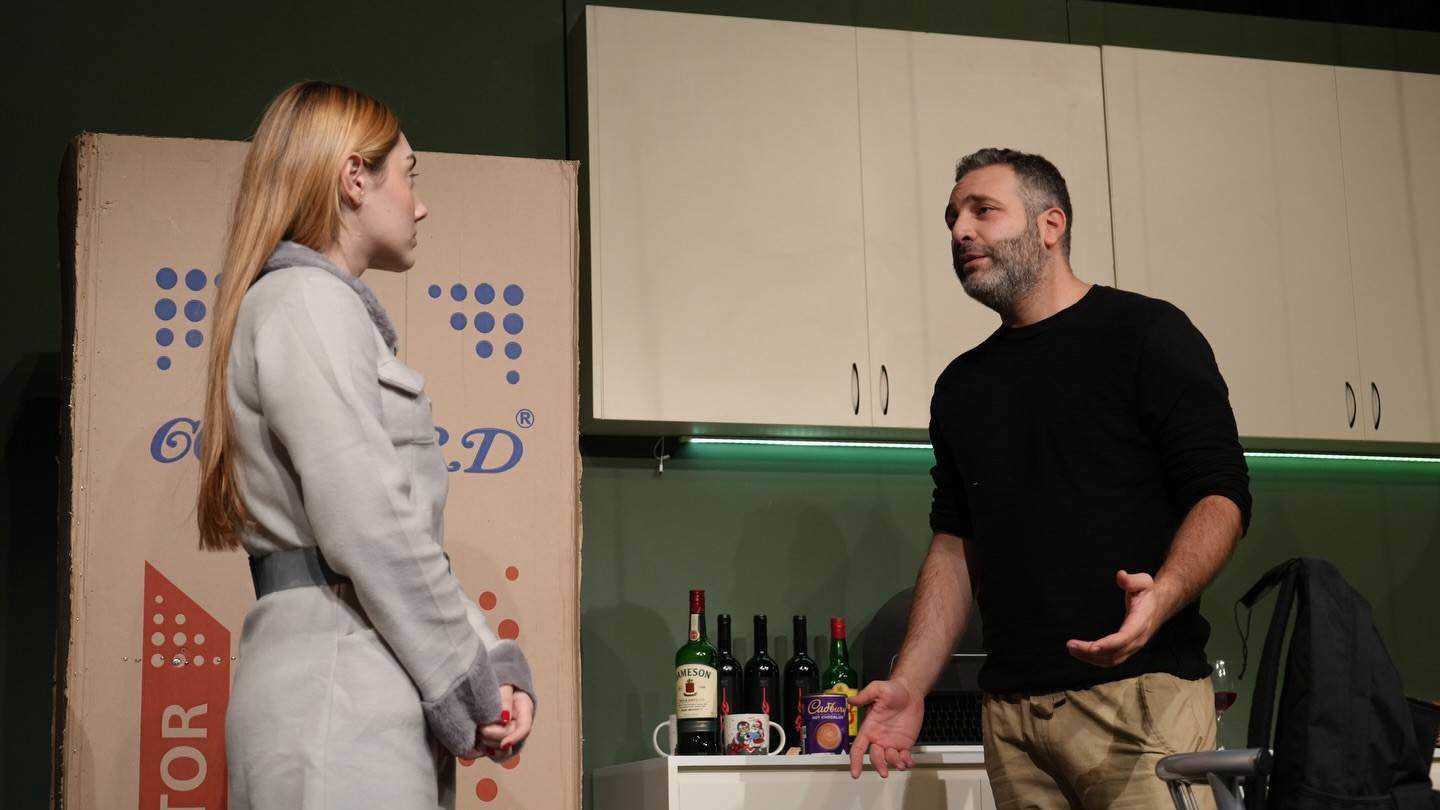 "شو كارلوس أحسن مني".. مسرحية لبنانية تمزج مفارقات الحب بأعياد الميلاد 