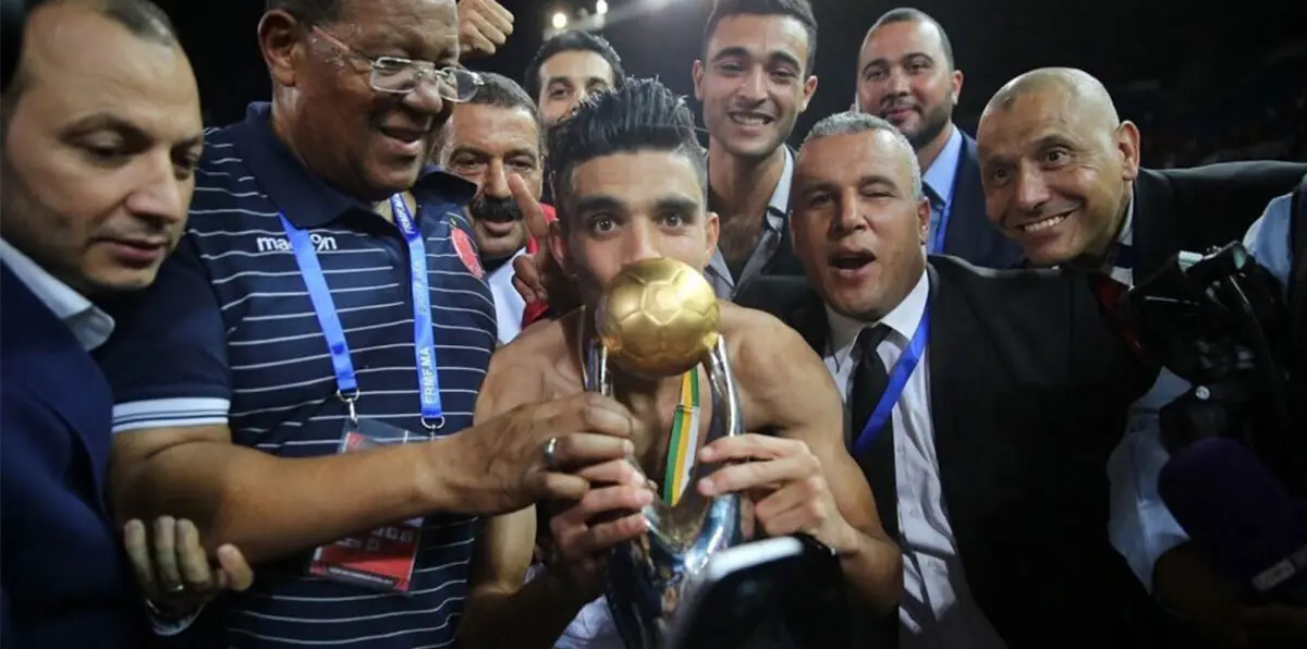 المغربي أشرف بنشرقي على أعتاب الانضمام إلى نادي الهلال السعودي