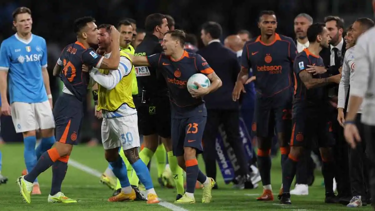 مشادة بين كونتي ولاوتارو مارتينيز في مواجهة نابولي وإنتر (فيديو)