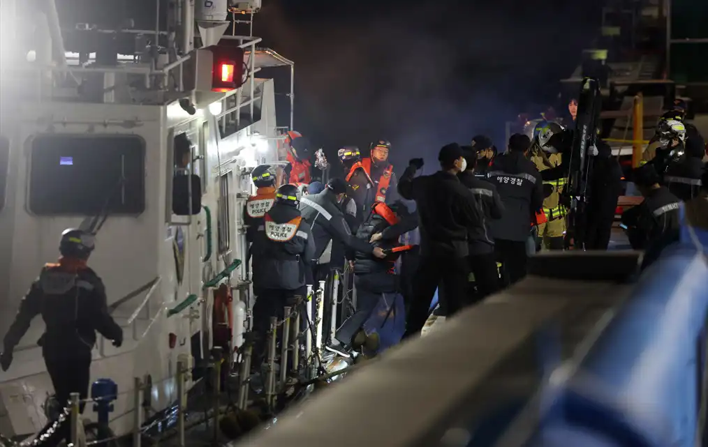 فرق الإنقاذ في موقع جنوح العبارة