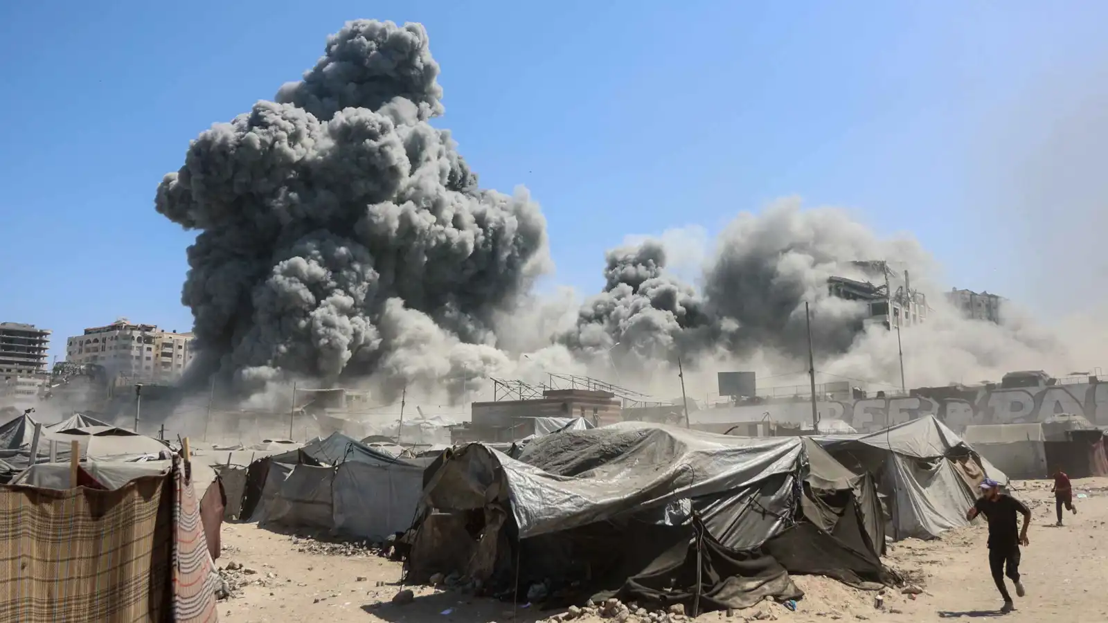 هاجم 360 موقعاً.. الجيش الإسرائيلي يعلن تكثيف ضرباته على غزة