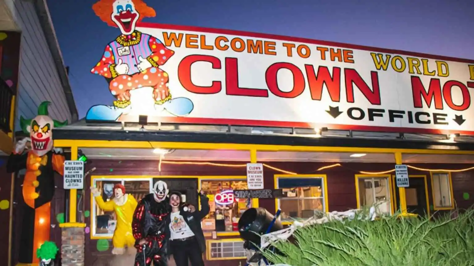 مهرجون وديكور مُرعب.. الفندق الأكثر غرابة في نيفادا (فيديو)