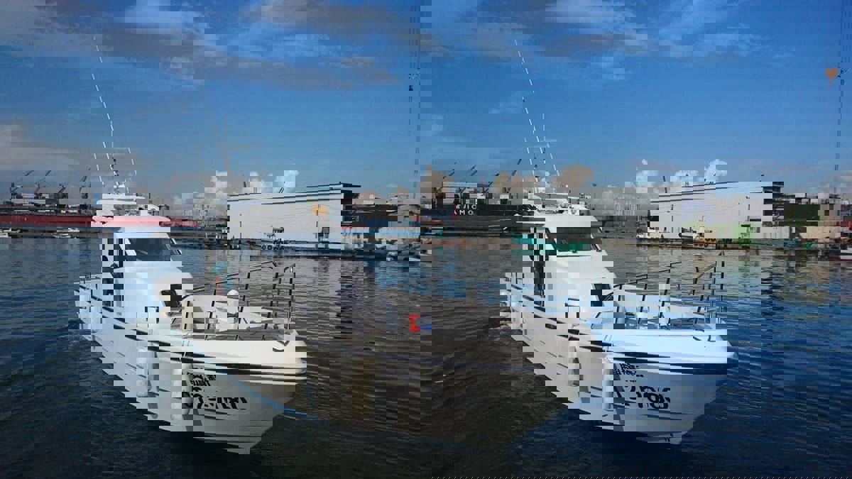 أم تقتل نفسها بشرب البول لإنقاذ طفليها في عرض البحر