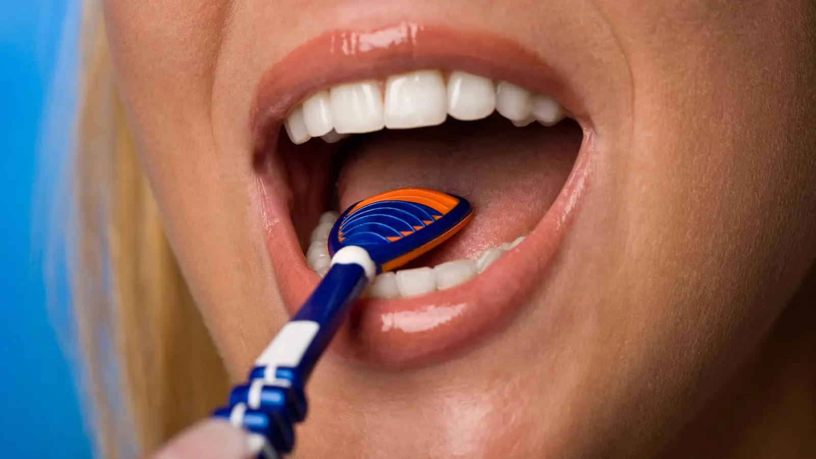 لماذا يجب عليك تنظيف لسانك مرتين يومياً؟