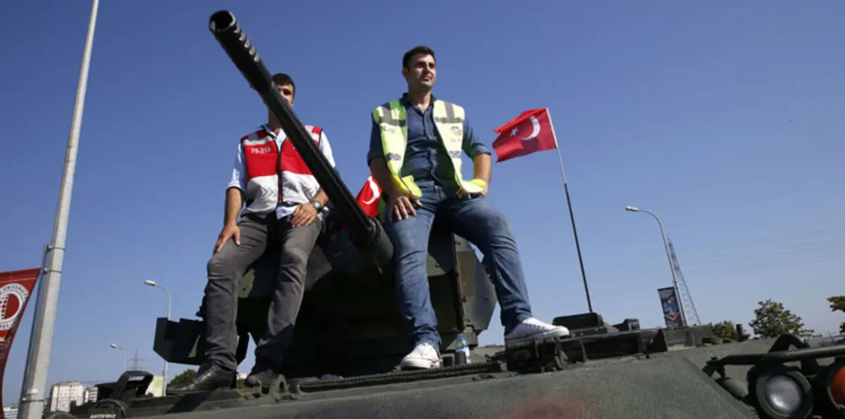 خصوم أردوغان يجمعون على مؤازرته: لا لبوط الجنرال!