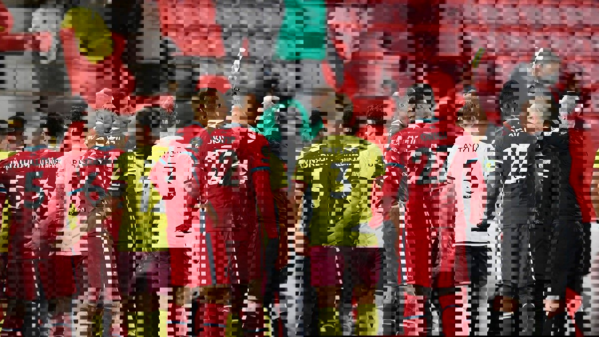 مباراة ليفربول وبيرنلي.. الحكم يلجأ لتقنية الفيديو بعد صافرة نهاية الشوط الأول (شاهد)