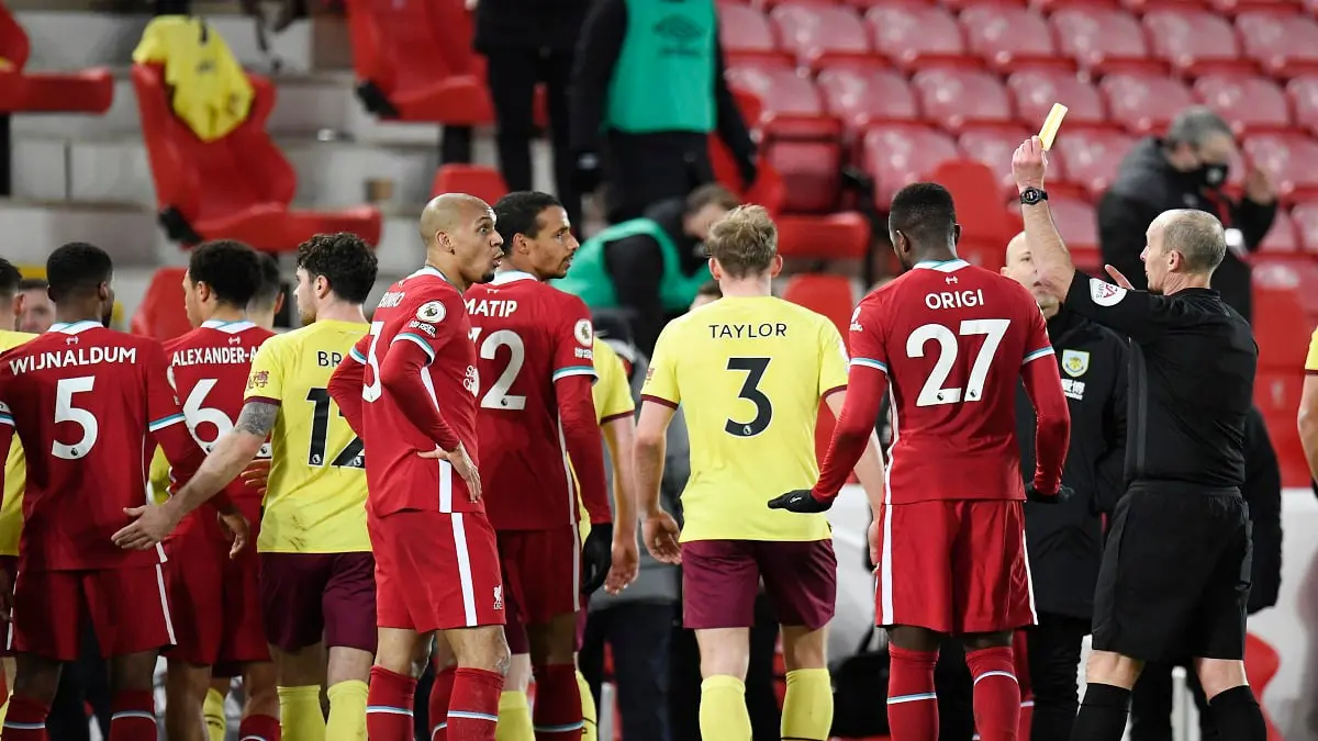 مباراة ليفربول وبيرنلي.. الحكم يلجأ لتقنية الفيديو بعد صافرة نهاية الشوط الأول (شاهد)