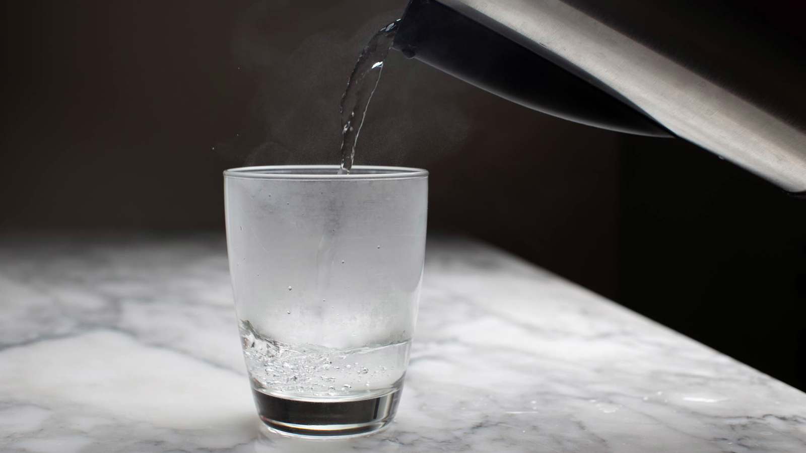 شرب الماء الساخن في الصيف.. عادة صينية تحمل فوائد مذهلة