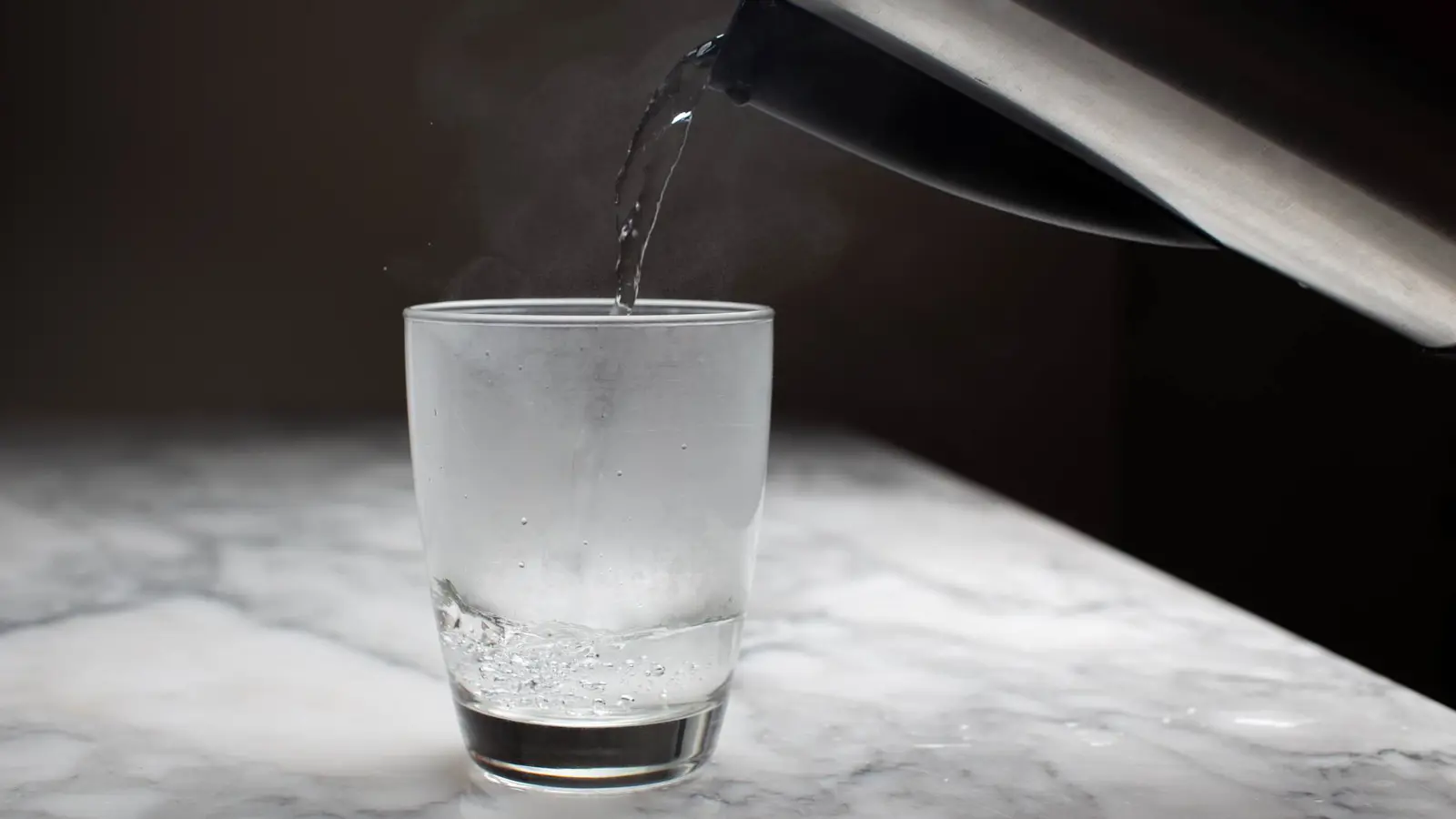 شرب الماء الساخن في الصيف.. عادة صينية تحمل فوائد مذهلة