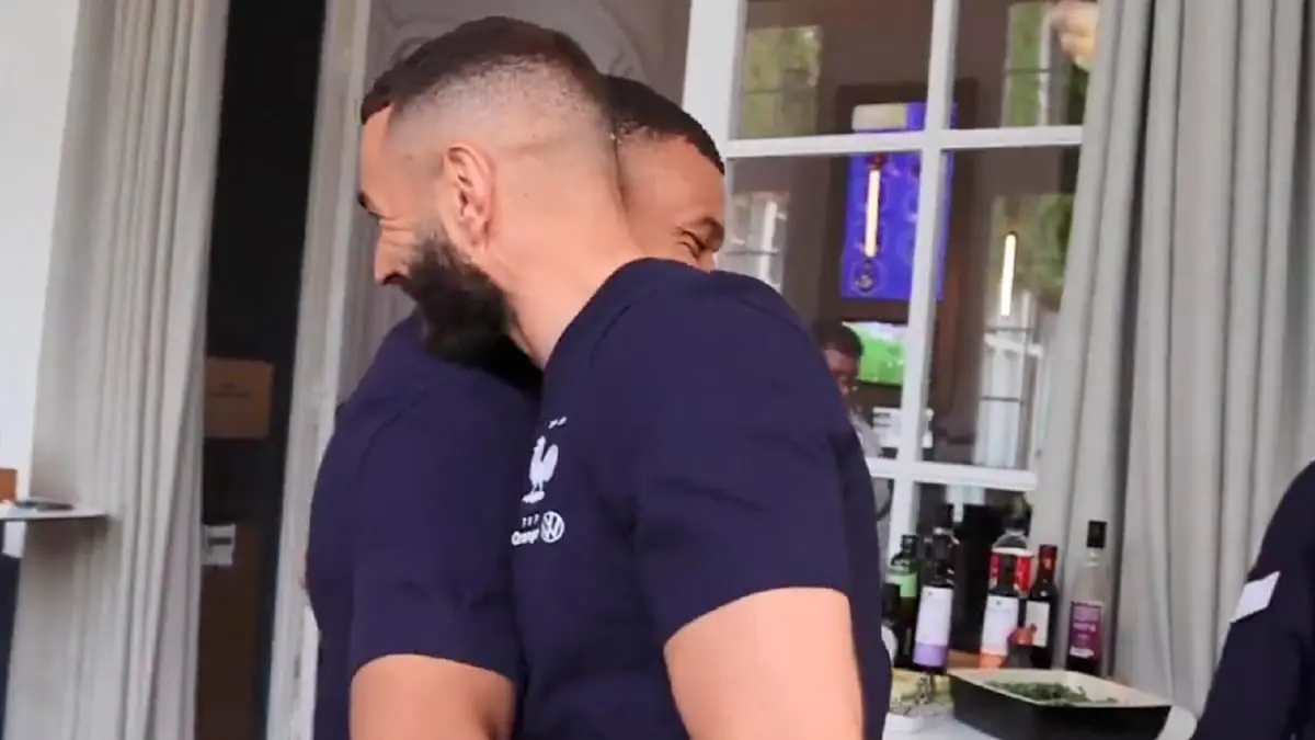 انتهاء الخلافات بين بنزيما ومبابي بعد لقاء ودي في معسكر منتخب فرنسا (صور وفيديو)