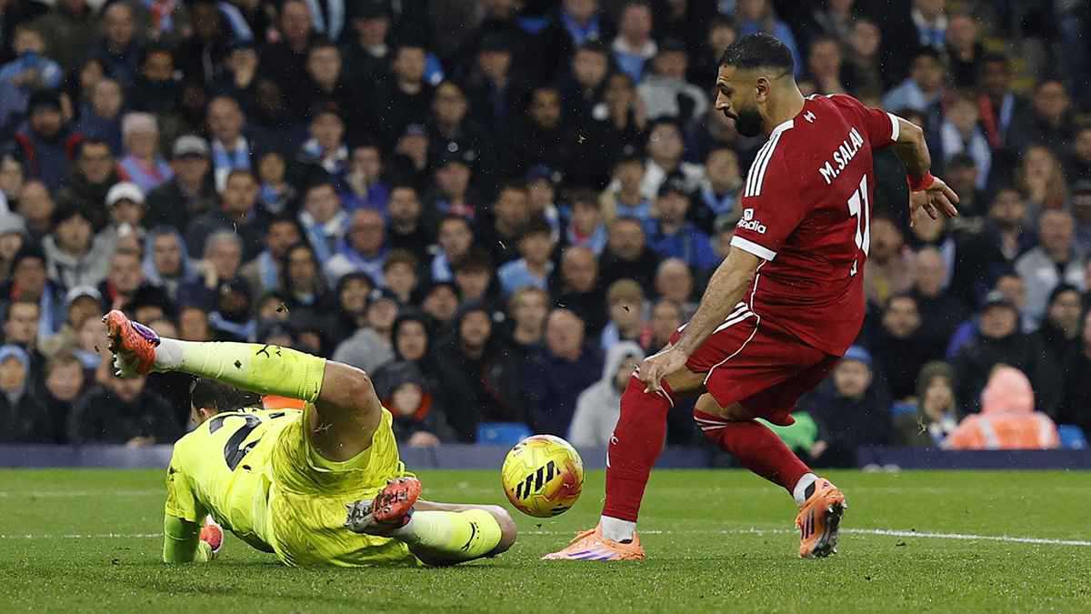 "هناك شيء غير طبيعي مع صلاح" أسطورة الدوري الإنجليزي يحذر ليفربول