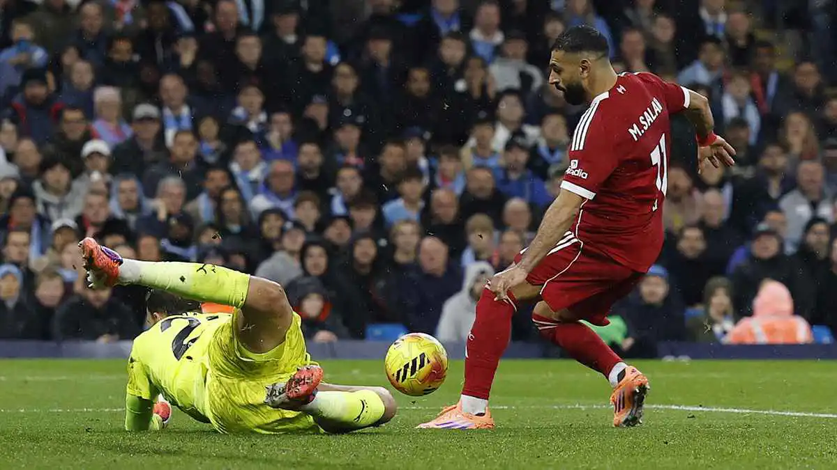 "هناك شيء غير طبيعي مع صلاح" أسطورة الدوري الإنجليزي يحذر ليفربول