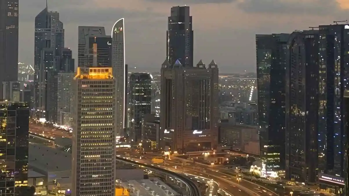 دبي تتعامل مع حادث إثر سقوط شظايا بعد اعتراض ناجح في "المارينا"