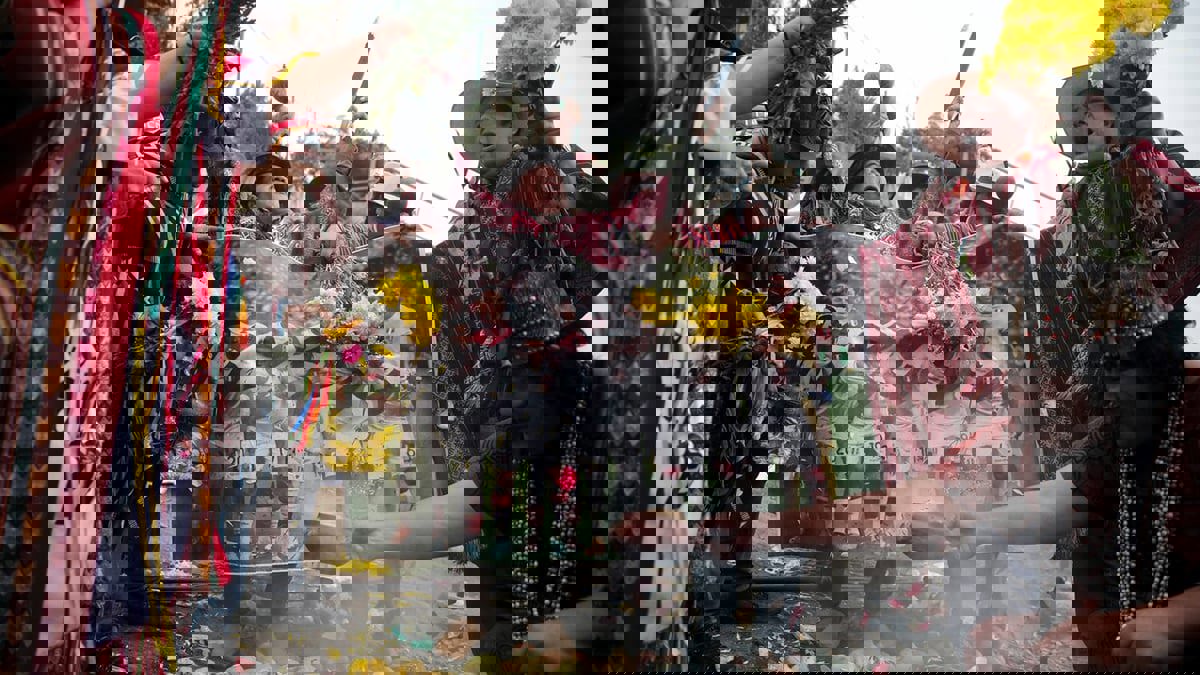 طعنوا صورة منتخب أستراليا بالسيوف.. سحرة بيرو يحتفلون بتأهل بلادهم للمونديال قبل اللعب