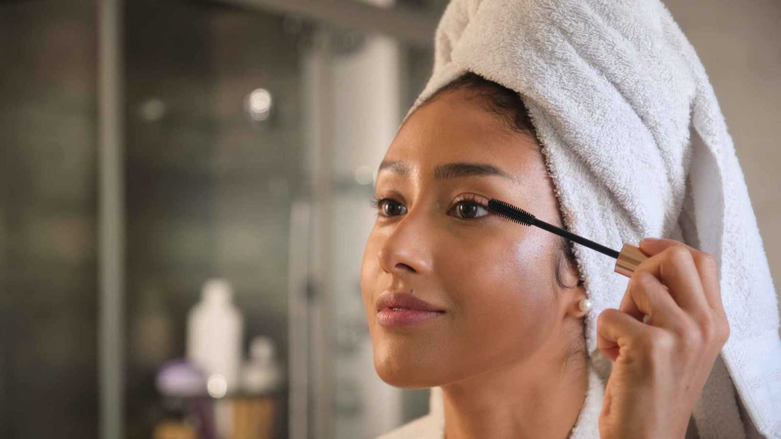 تحذير طبي.. أمصال الرموش قد تغير لون عينيك بشكل دائم