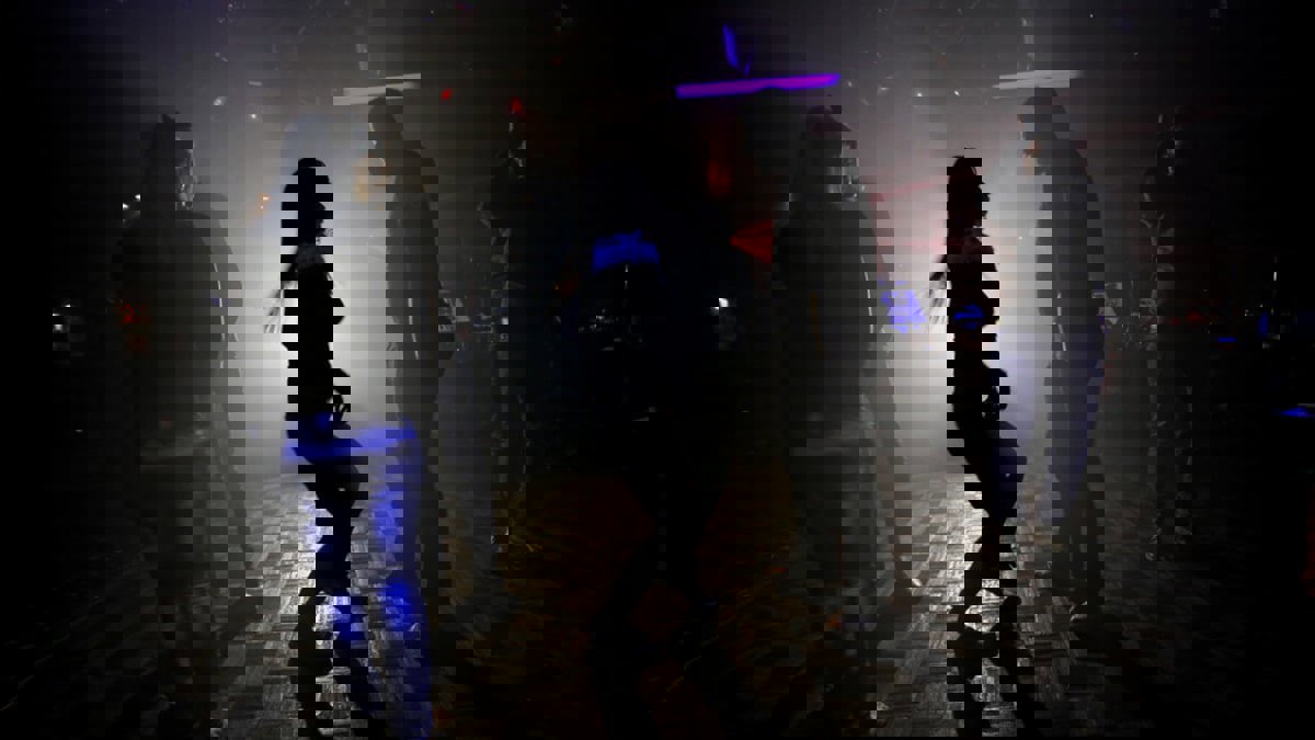 تعملان في ملهى ليلي.. مصرية تغدر صديقتها بمعاونة زوجها‎‎