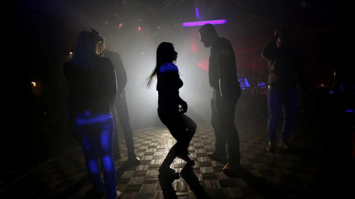 تعملان في ملهى ليلي.. مصرية تغدر صديقتها بمعاونة زوجها‎‎