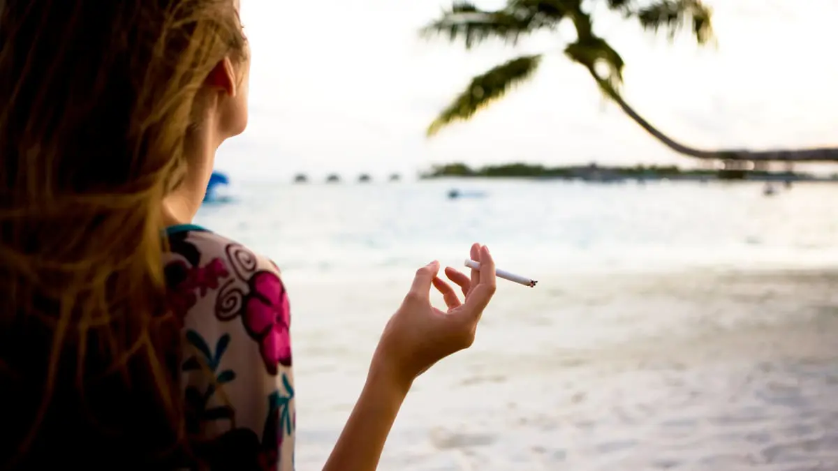 فرنسا تحظر التدخين على الشواطئ وفي الحدائق العامة
