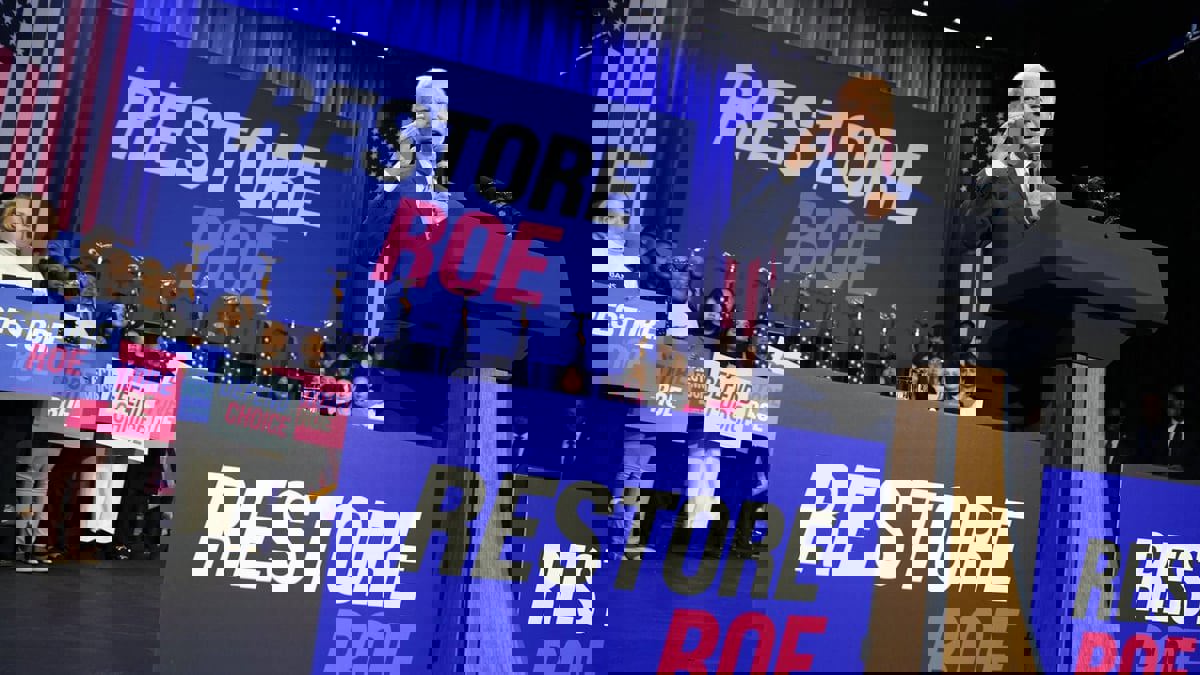 بايدن يوقع مرسوما يوسع الحصول على وسائل منع الحمل 
